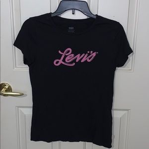 black levi’s t-shirt